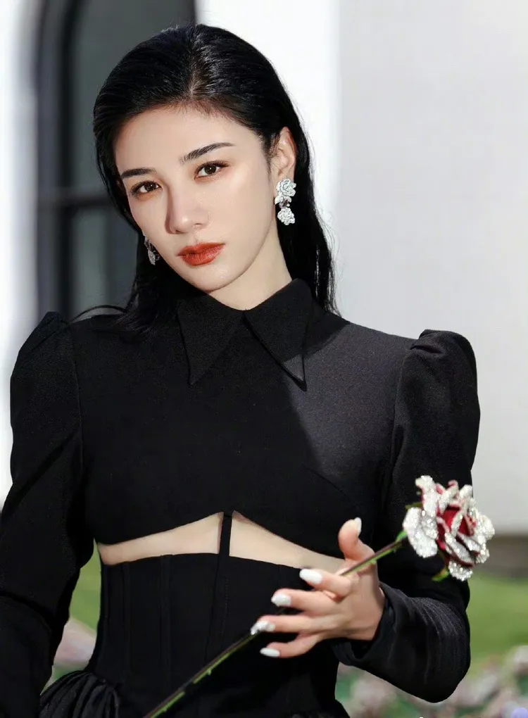 這朵水晶玫瑰原來是美術館的展品。翻攝黃奕微博