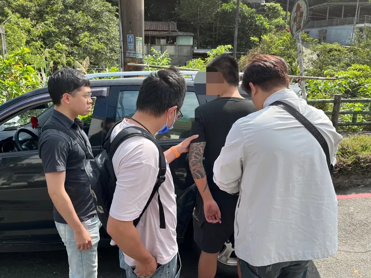 警方拘提竹聯幫明仁會成員。翻攝畫面