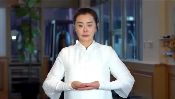 56歲王祖賢教佛門禮儀。翻攝自加拿大靈巖山寺YouTube