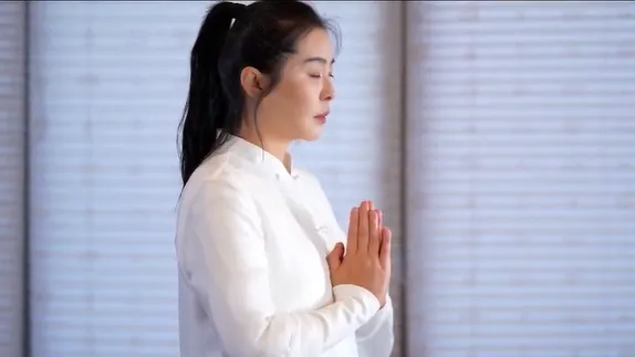 王祖賢氣質依舊。翻攝自加拿大靈巖山寺YouTube