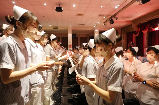 中華醫大舉行加冠典禮! 48名「男」丁格爾授牌 燭光薪傳溫馨感人