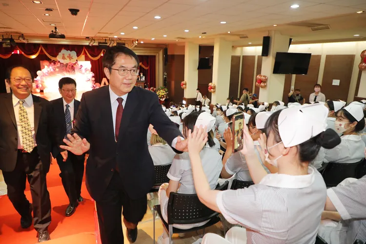 南市長黃偉哲出席盛會，祝福學生邁入新的里程碑。市府提供