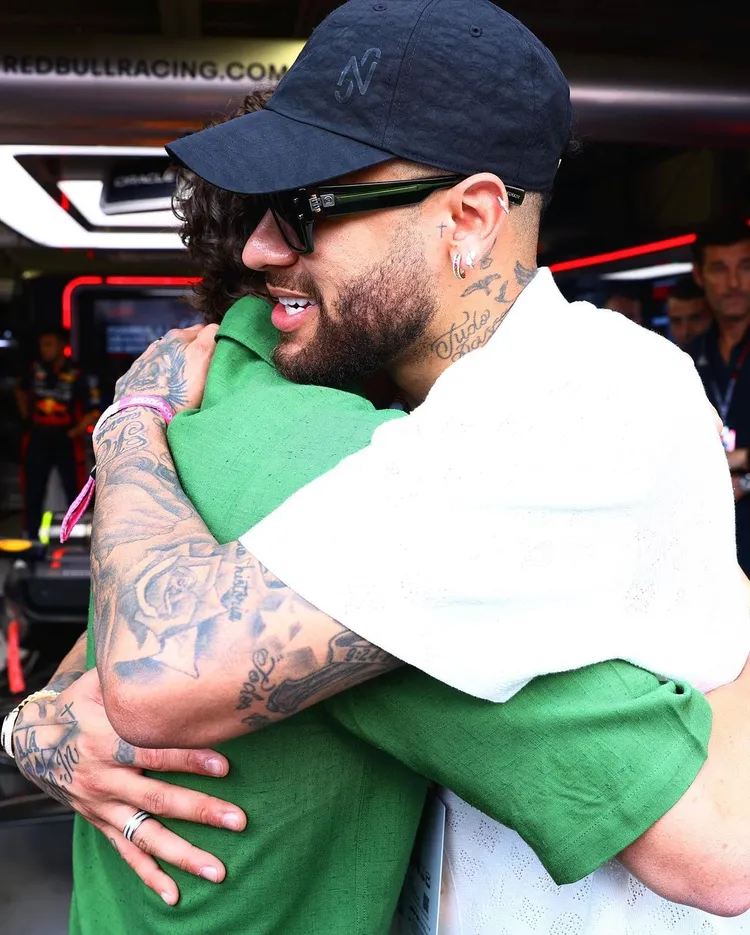 湯姆霍蘭德（左）和同樣現身觀賞F1摩納哥大獎賽的巴西足球明星內馬爾，在場邊被捕捉到熱情相擁的畫面。翻攝redbullracing IG