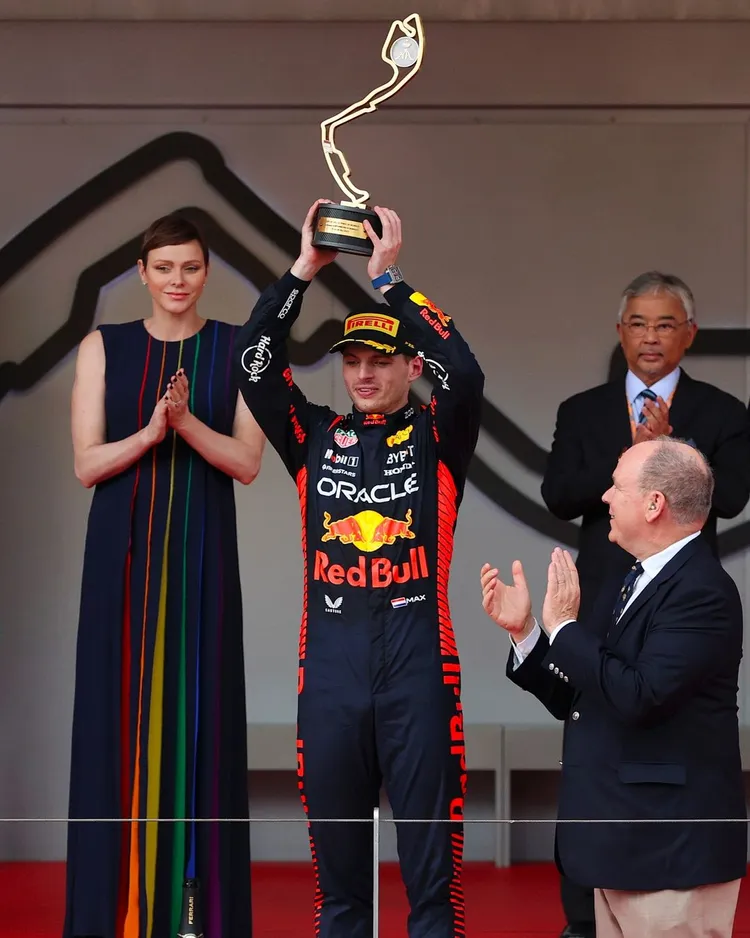 紅牛車隊車手維斯塔潘（中）在泰格豪雅腕錶的見證下，從摩納哥親王阿爾貝二世（右）手中接下冠軍獎盃。翻攝redbullracing IG