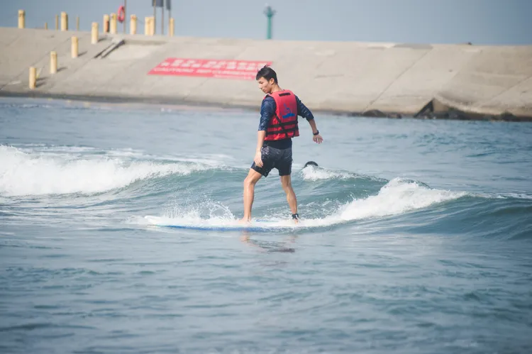 中山大學開設衝浪課程。中山大提供