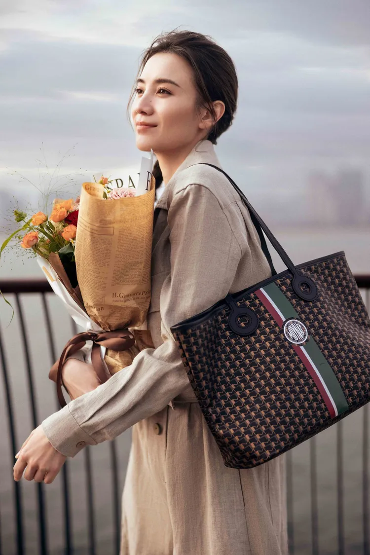 中國女星宋佳也鍾情Oh! Tote Heritage托特包。品牌提供