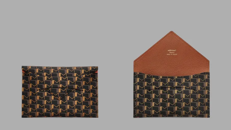 信封包型設計的Canvas 1920圖紋帆布款護照夾，9020元。品牌提供