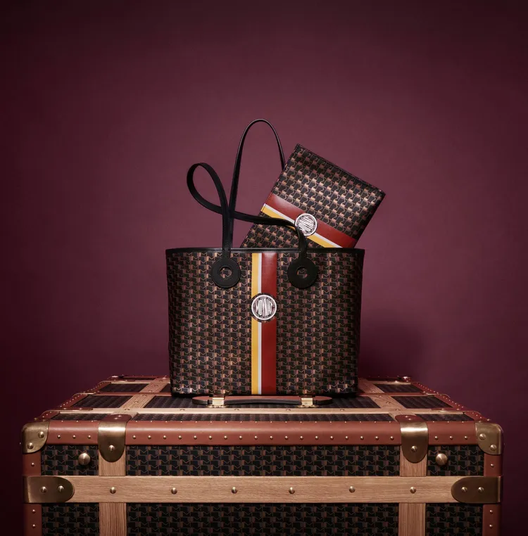 Oh! Tote Heritage托特包所選用的帆布材質是採用天然棉和亞麻經多道工序製成，質感觸感柔軟自然且呈現粉霧視覺效果。品牌提供