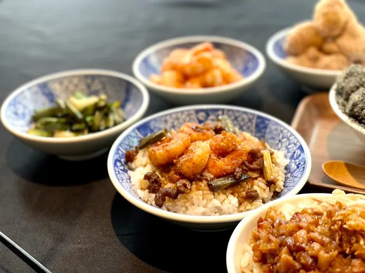 「蔥燒蝦仁飯」使用台灣一等米搭配Q彈蝦仁與獨門醬汁，鹹香開胃。曾仲葳攝