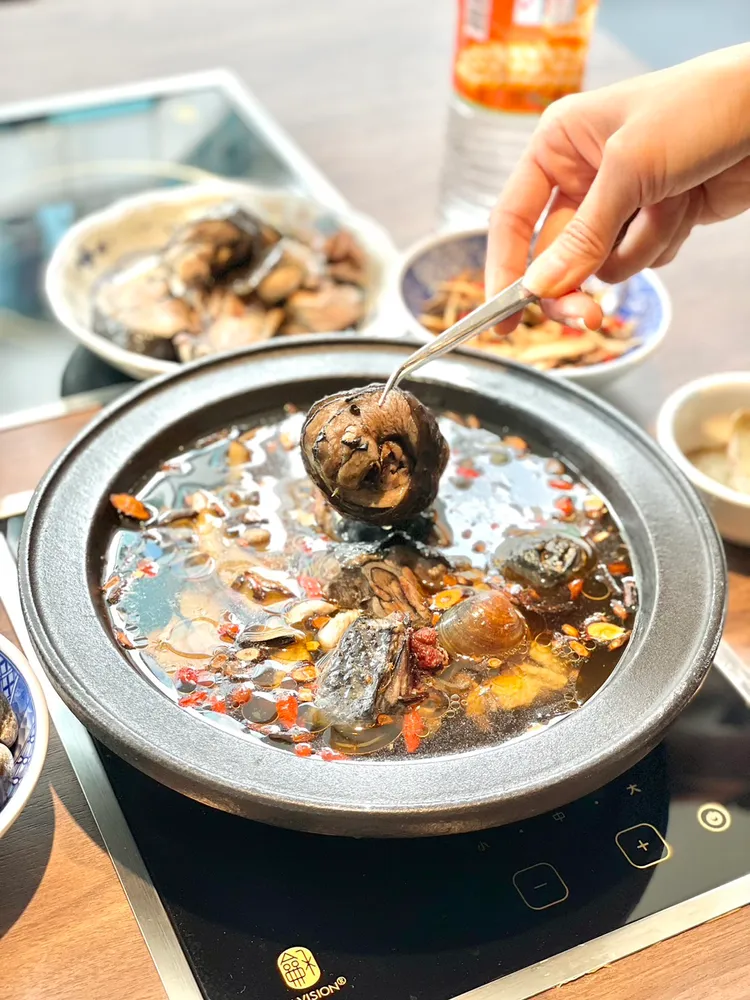 重口味的燒酒麻香鍋是男性熱銷第一名，豪邁灌入一整瓶米酒，上桌前先點火揮發酒精。曾仲葳攝