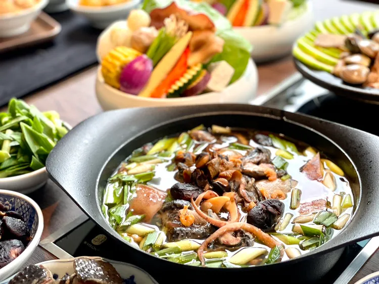 特色鍋物魷魚螺肉蒜烏骨雞鍋，以台灣經典酒家菜為靈感。曾仲葳攝
