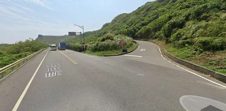 當時鄭男騎車從三貂角燈塔回到主幹道時，與曳引車發生車禍。翻攝google地圖