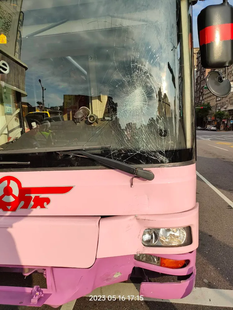 公車撞上機車後，車頭及玻璃受損。翻攝畫面