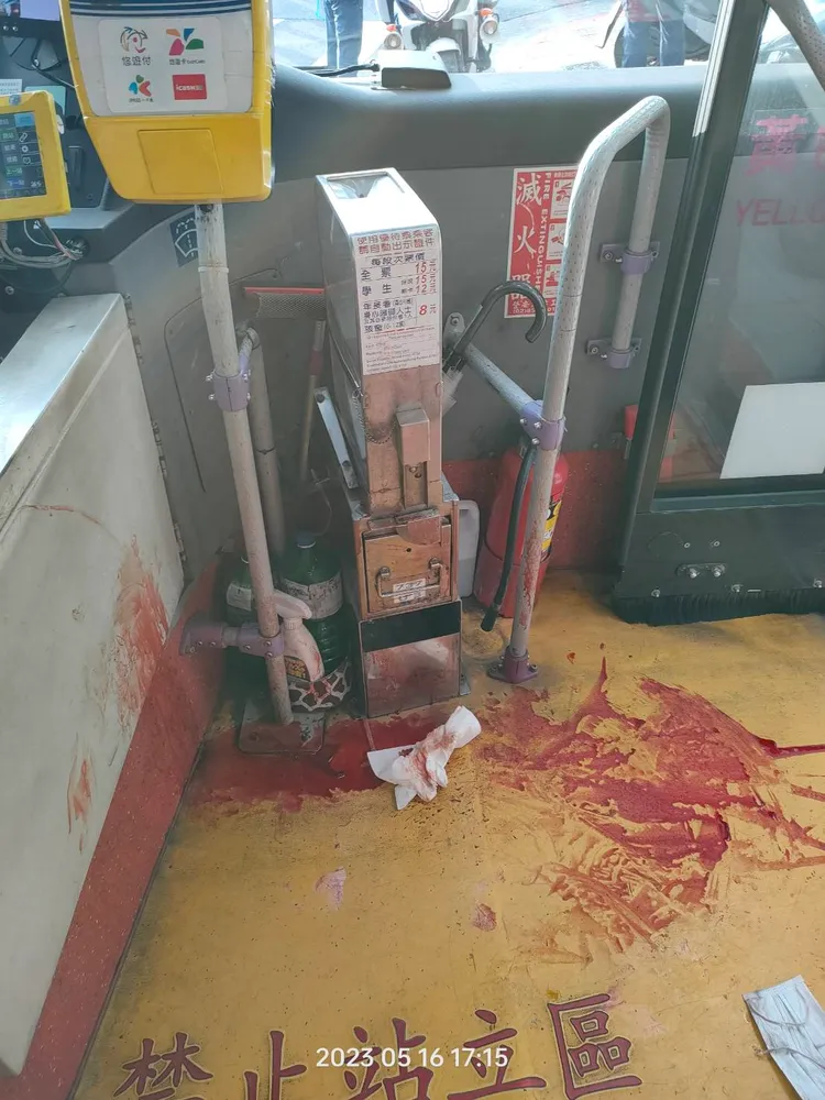 公車內地板血跡斑斑。翻攝畫面