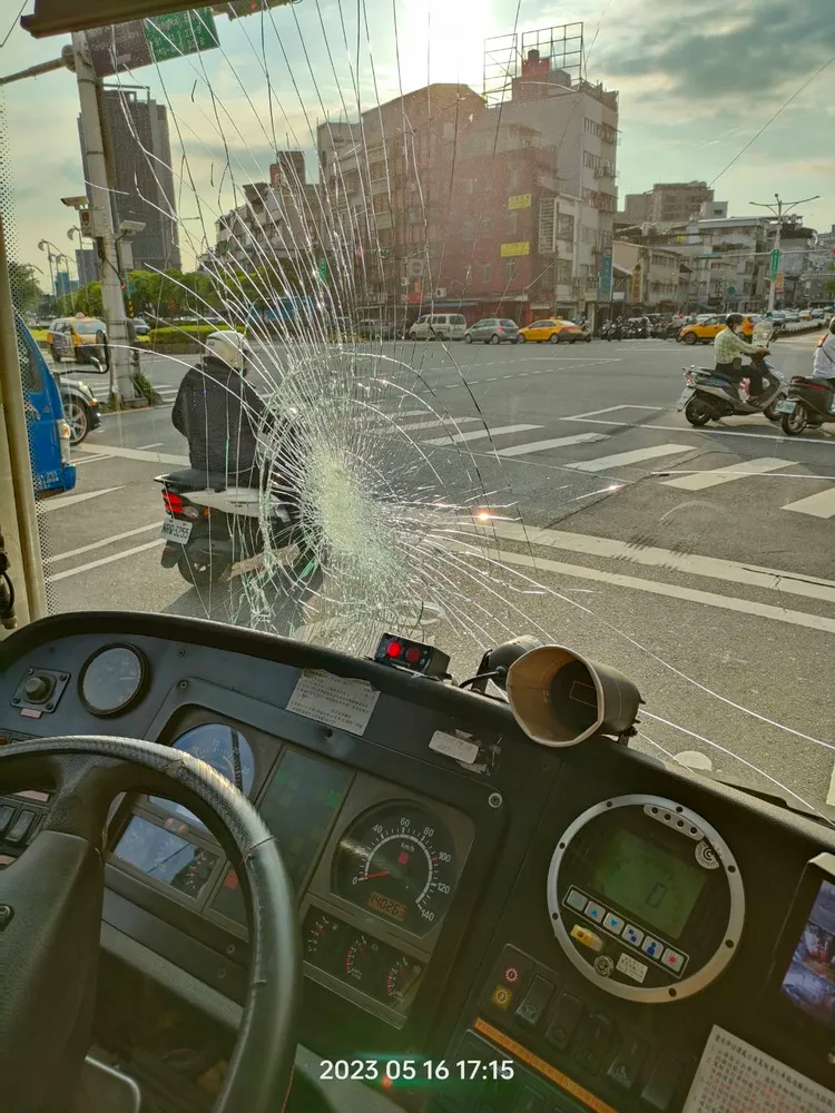 公車擋風玻璃破碎。翻攝畫面