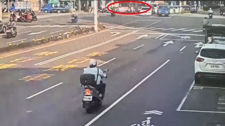 公車煞不住車，直接撞上前方機車。翻攝畫面