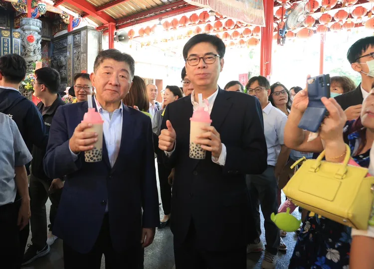 陳其邁、陳時中前往苓雅鼓山亭，為保生大帝聖誕揭匾，隨後在廟前廣場品嚐在地美食。翻攝畫面