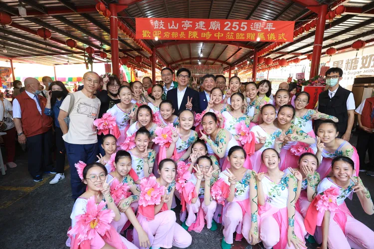 陳其邁、陳時中為保生大帝聖誕揭匾，並與民眾一同合影。翻攝畫面