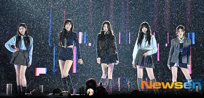 IVE參加音樂節，雨中敬業開唱。翻攝newsen