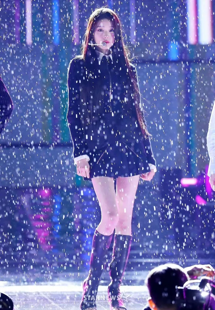 張員瑛在雨中開唱，被形容像雨中的仙女。