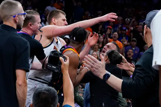 金塊約科奇因搶球推倒太陽老闆！被吹技術犯規　美媒：「NBA老闆首次假摔」