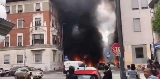 米蘭驚天爆！汽車爆炸濃煙直衝天際