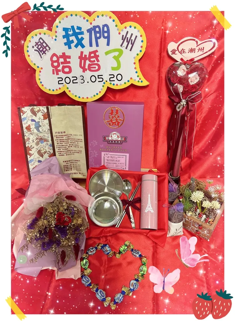 屏東縣潮州戶政事務所除了贈送新人禮品外，也精心布置結婚拍照專區。翻攝畫面