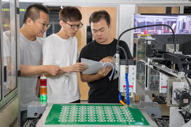 崑大以教育部補助經費打造「車用零組件生產自動化類產線基地」。校方提供