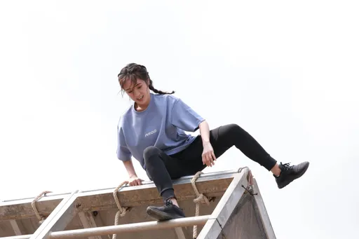 梁舒涵挑戰斯巴達真正女漢子「沒在怕」 匍匐前進手腳都是傷貼滿紗布