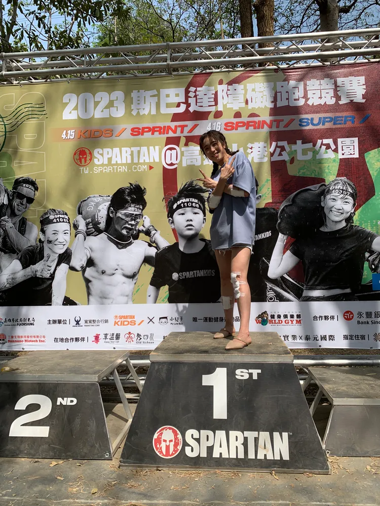 梁舒涵拍攝MV時，跟因匍匐前進時不慎擦傷手和腳。寬寬整合行銷提供
