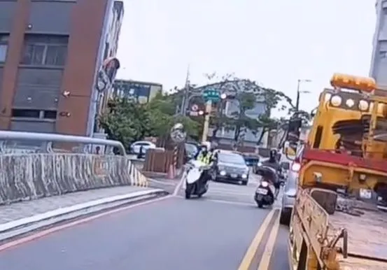 警員騎車逕行遠去。翻攝社會事新聞影音