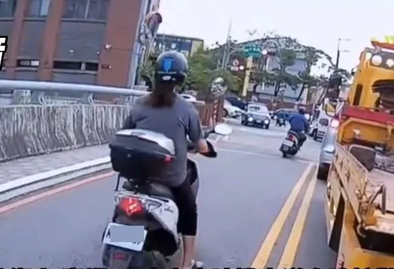2名騎士在壅塞車陣中道向行駛。翻攝社會事新聞影音