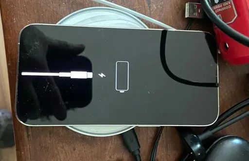 iPhone掉入水中近1年　充電後竟然還可開機使用