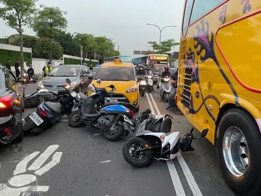 擦撞失控！衝撞停等紅燈汽機車　15車毀損釀2人傷