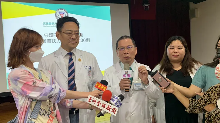 高醫已有千例海扶治療經驗，圖為鄭丞傑教授受訪。吳慧芬攝