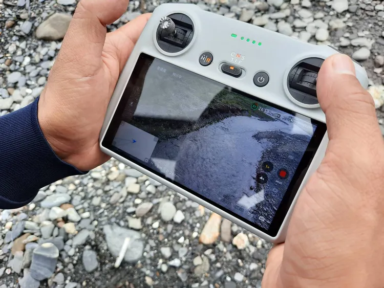 今日天候狀況不佳搜救人員下切搜救不易，目前以空拍機進行搜尋並加強攔截點巡查確認為主要任務。翻攝畫面