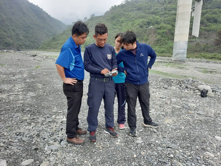 今日天候狀況不佳搜救人員下切搜救不易，目前以空拍機進行搜尋並加強攔截點巡查確認為主要任務。翻攝畫面