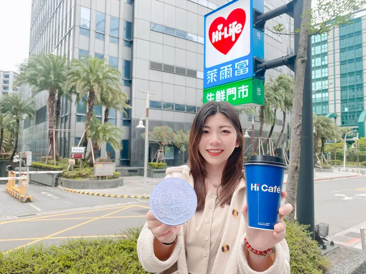 勞動節萊爾富門市大杯美式與大杯拿鐵，第2杯只要10元。業者提供