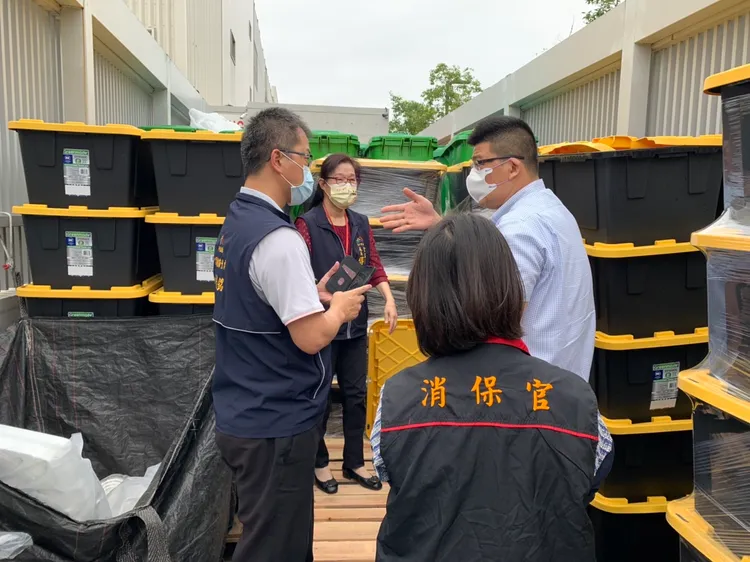 台中市食安處長傅瓊慧帶隊聯合稽查好市多北台中店追查苺果案通報作業。市府提供