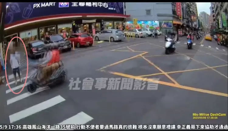 持助行器的阿伯站在斑馬線前，來往汽機車均不禮讓，過不了馬路。翻攝自社會事新聞影音群組