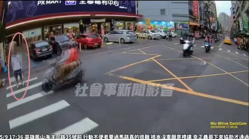 高雄阿伯持助行器過不了馬路 正義哥振臂擋10車