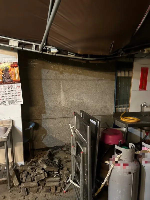 新北土城22日晚間發生住宅2樓陽台女兒牆磚塊掉落事件，所幸無人受傷。翻攝照片