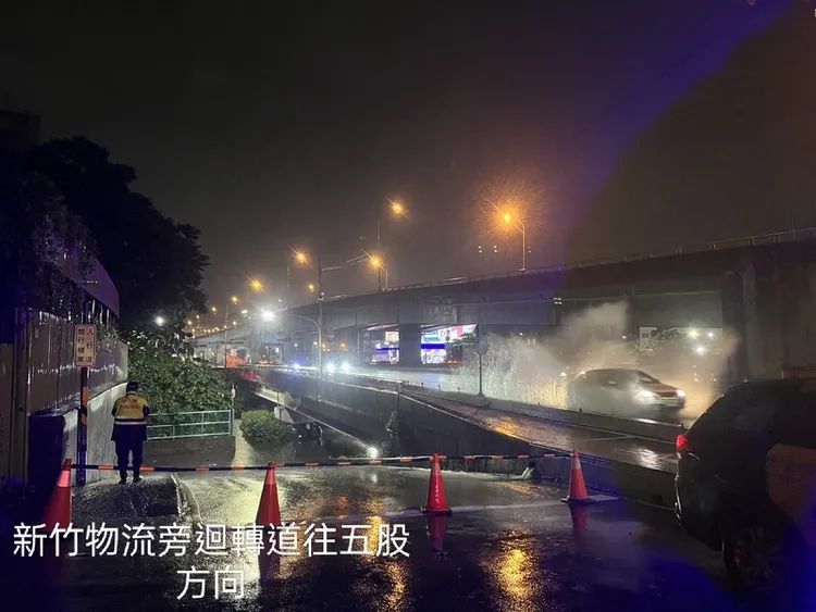 新北市五股區新竹物流轉運站前的迴轉道積水，造成車輛無法通行，警方已實施交通管制。翻攝照片