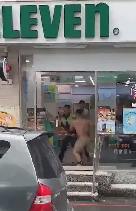 赤膊男瘋狂揮拳毆警。臉書「爆廢公社二館」