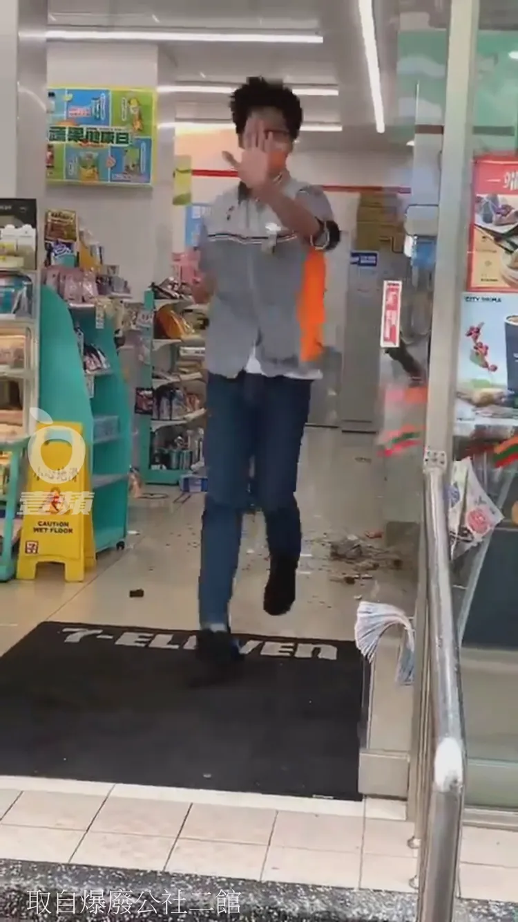 店員衝出店外阻止路人拍攝。臉書「爆廢公社二館」
