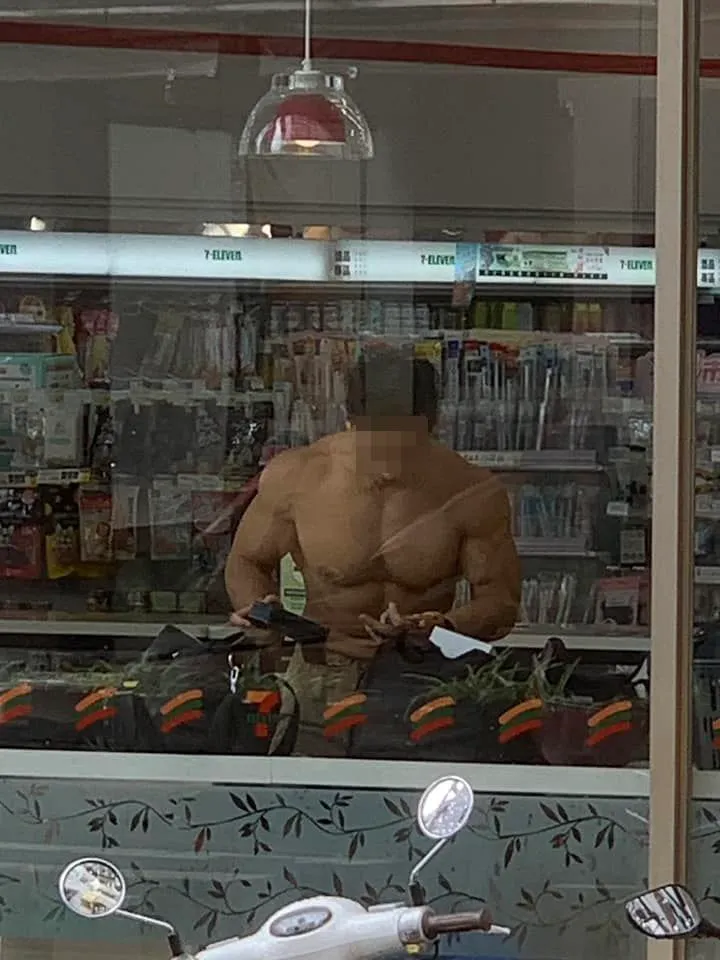 男子先前被拍到在店內赤膊上身狀況。臉書「爆廢公社二館」