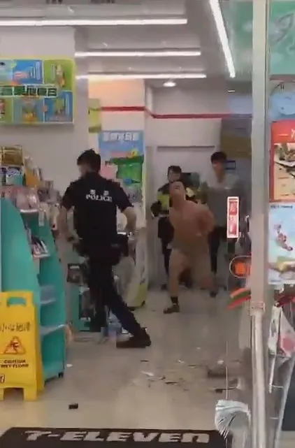 男子轉身追打另一名警員。臉書「爆廢公社二館」