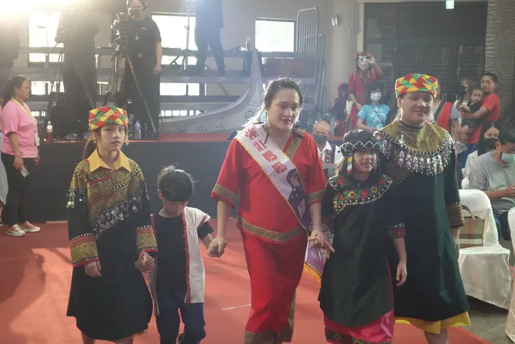 「強壯媽媽」邱培霜今年33歲，生5個孩子，現正懷第6胎。原民會提供