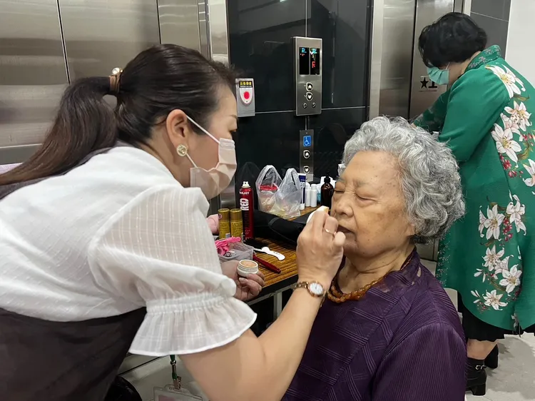 除了表揚模範母親，現場周邊還設有「Ina行動美容院」。原民會提供