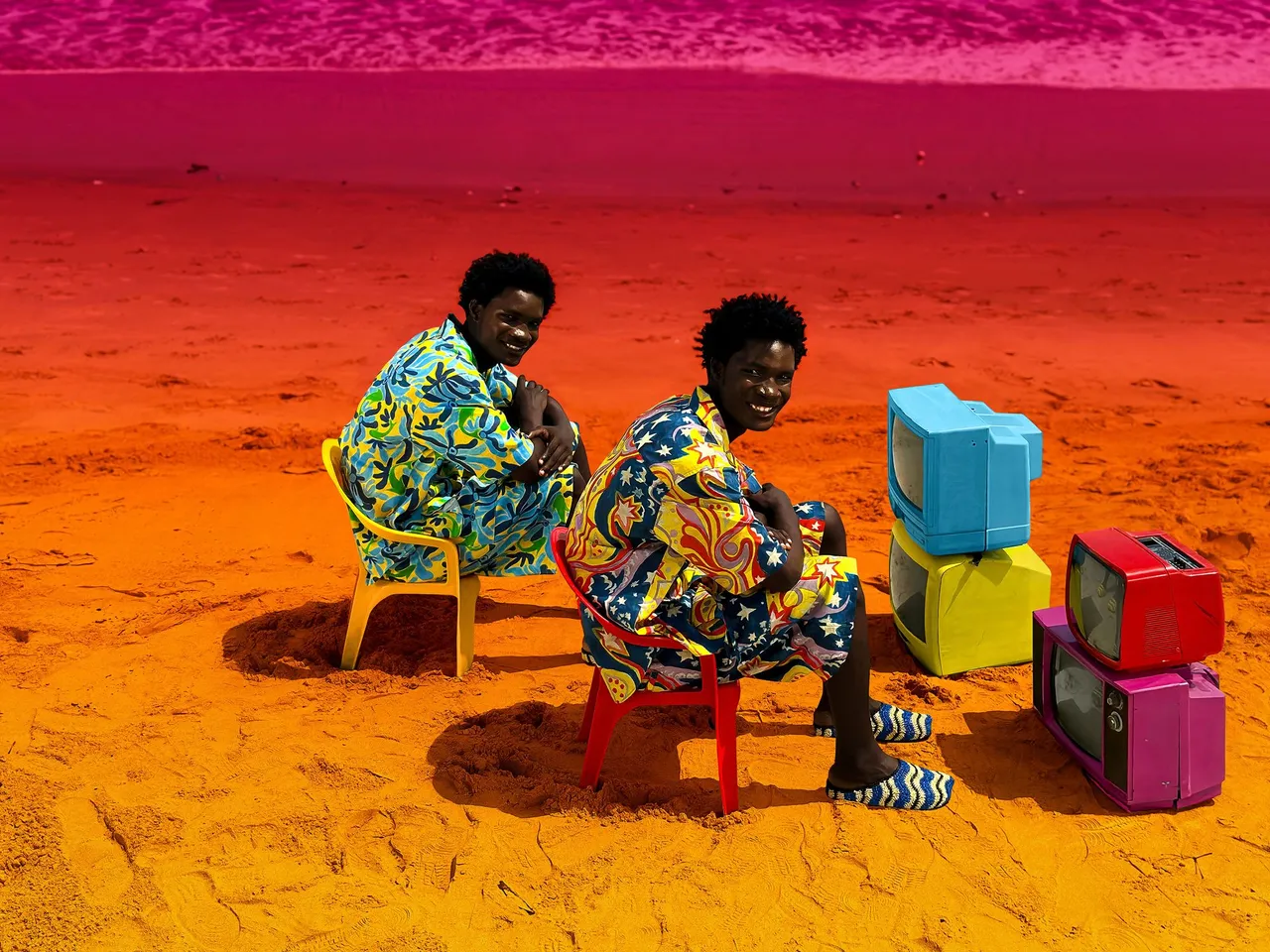 聯名系列以服裝表面作為畫布的概念,融入鳥類、彩虹、花卉、星星、魚類等自然氣息的迷幻意象圖案。品牌提供